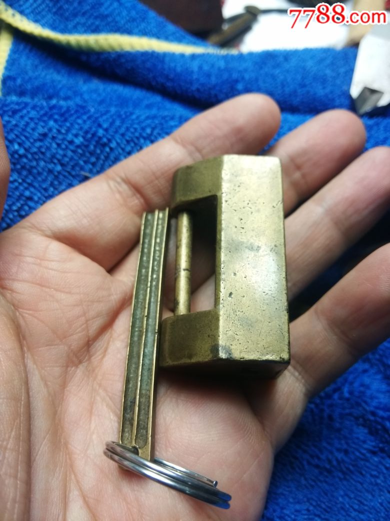 厚重带黄五成款的梳妆箱子老铜锁一个