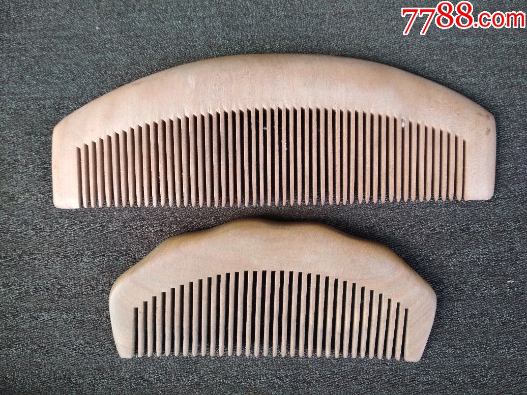 两个老木雕梳子
