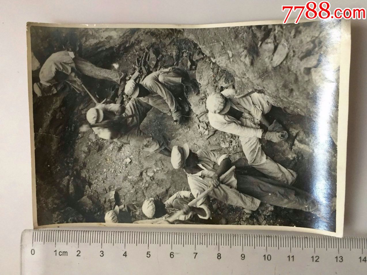 抗美援朝军人在挖地道