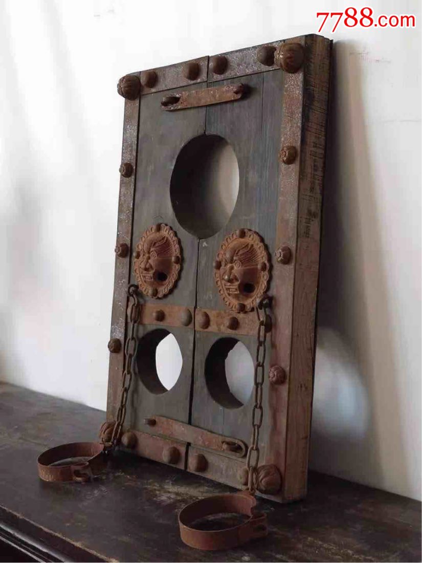 官用刑枷一套,通体包铁中间镶有铜狮头一对,保存完好品相一流.