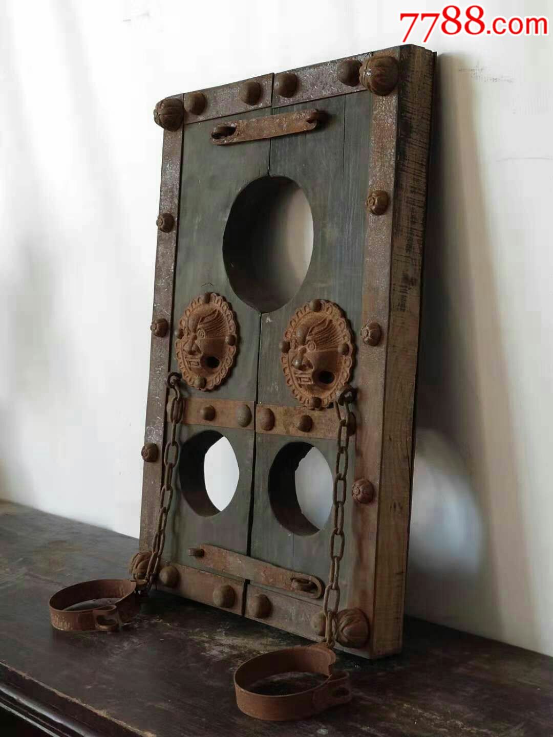 官用刑枷一套,通体包铁中间镶有铜狮头一对,保存完好品相一流尺寸见图