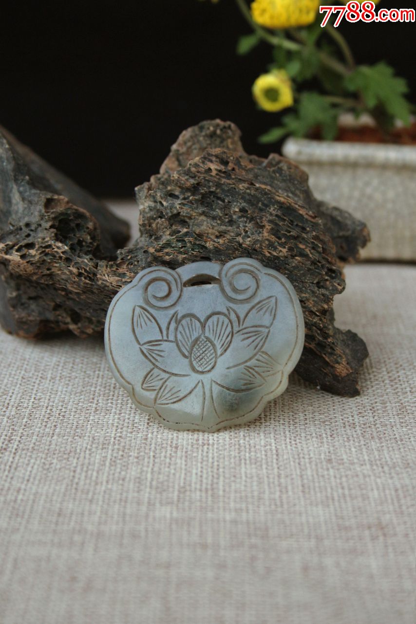 清代翡翠刻花纹玉锁