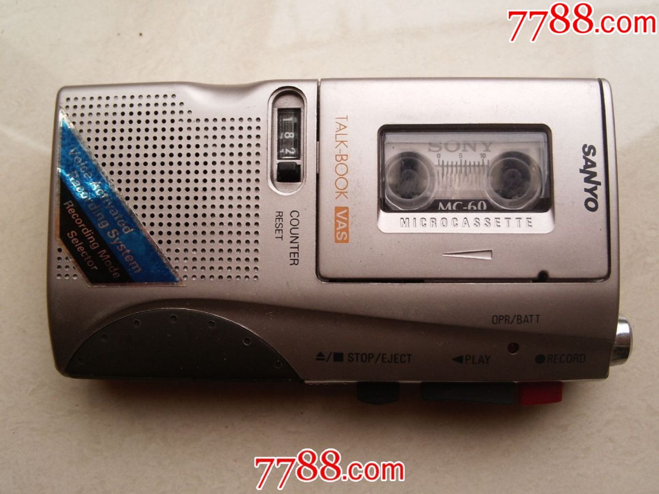 微型三洋牌录音机附迷你磁带一盒