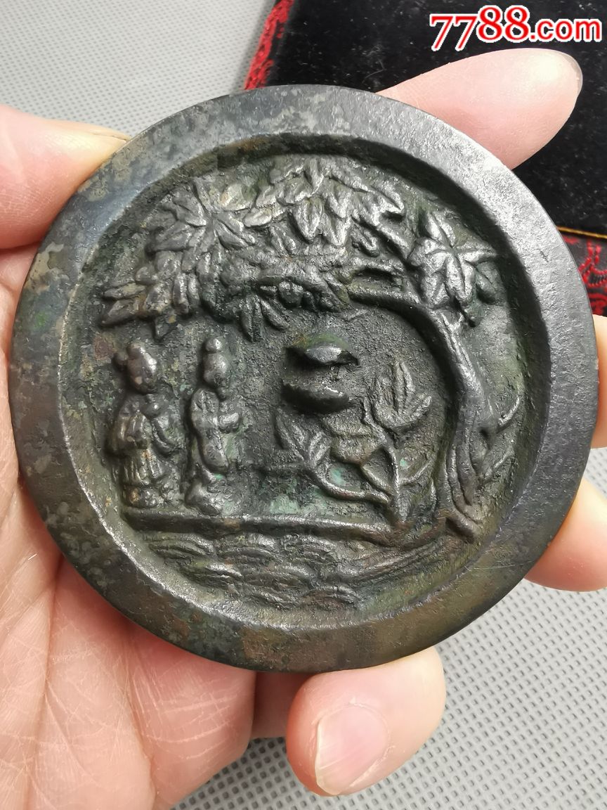 辽金时期人物铜镜.径8.2厘米,钮厚1厘米,钮伤.余全品.品如图.重211.