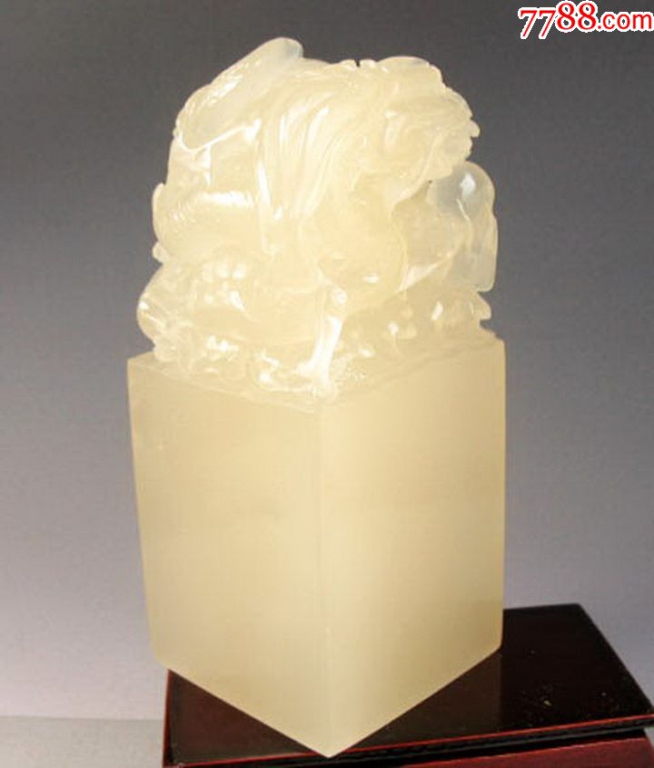 y766天然荔枝冻石镂空雕双龙吐珠大钮章