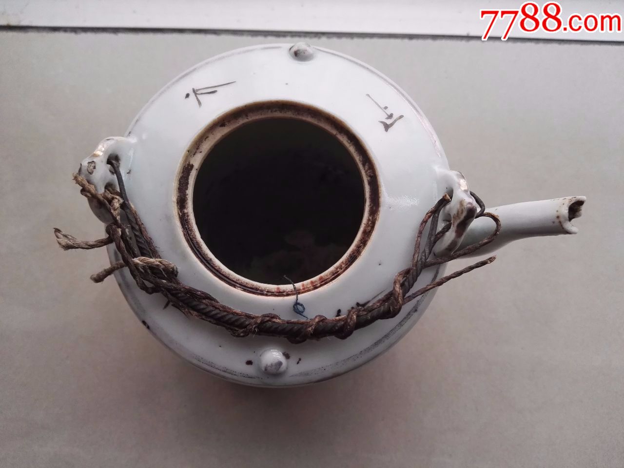 同治款炳昌绘粉彩花鸟小提梁壶