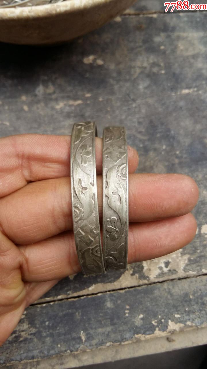 清代草花纹银镯一对