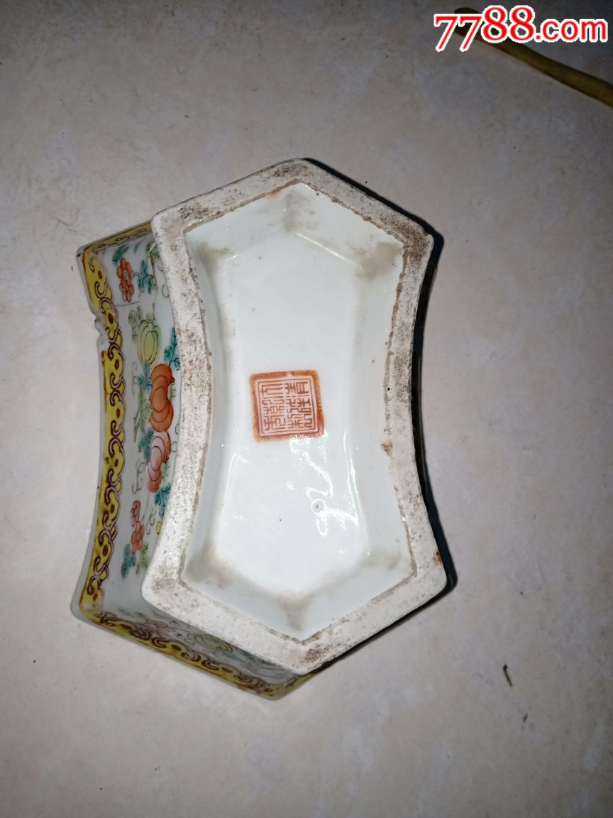 清代青花粉彩乾隆款水仙盆
