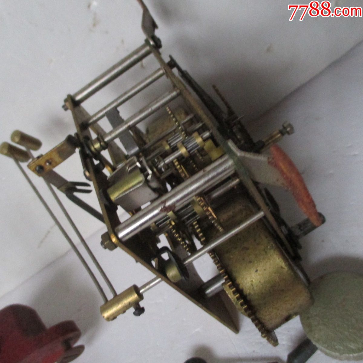 二手三五牌座钟的【机芯】零件齐全一个发条盘脱位供拆件练手田