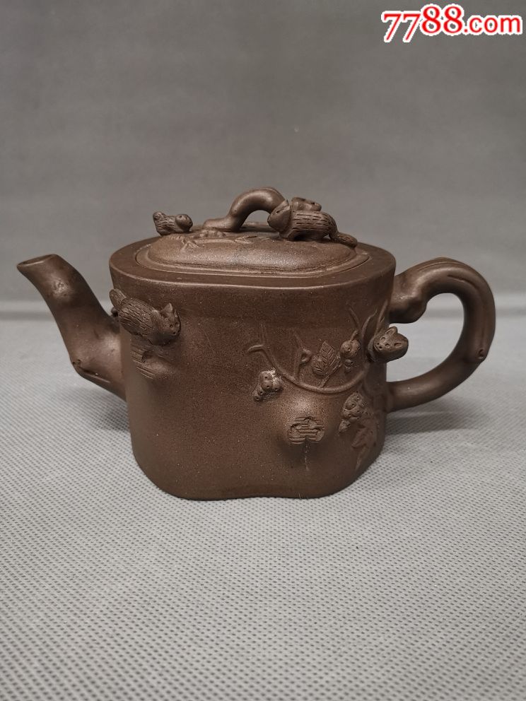 建国时期松鼠葡萄紫砂壶.高10厘米,宽18厘米,全品.