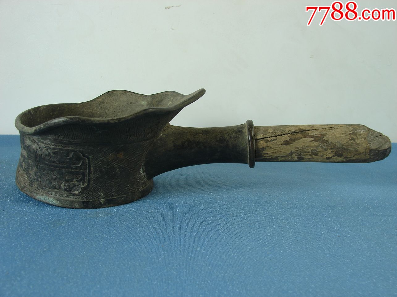 清代早期精美古朴深澳纹饰铜熨斗