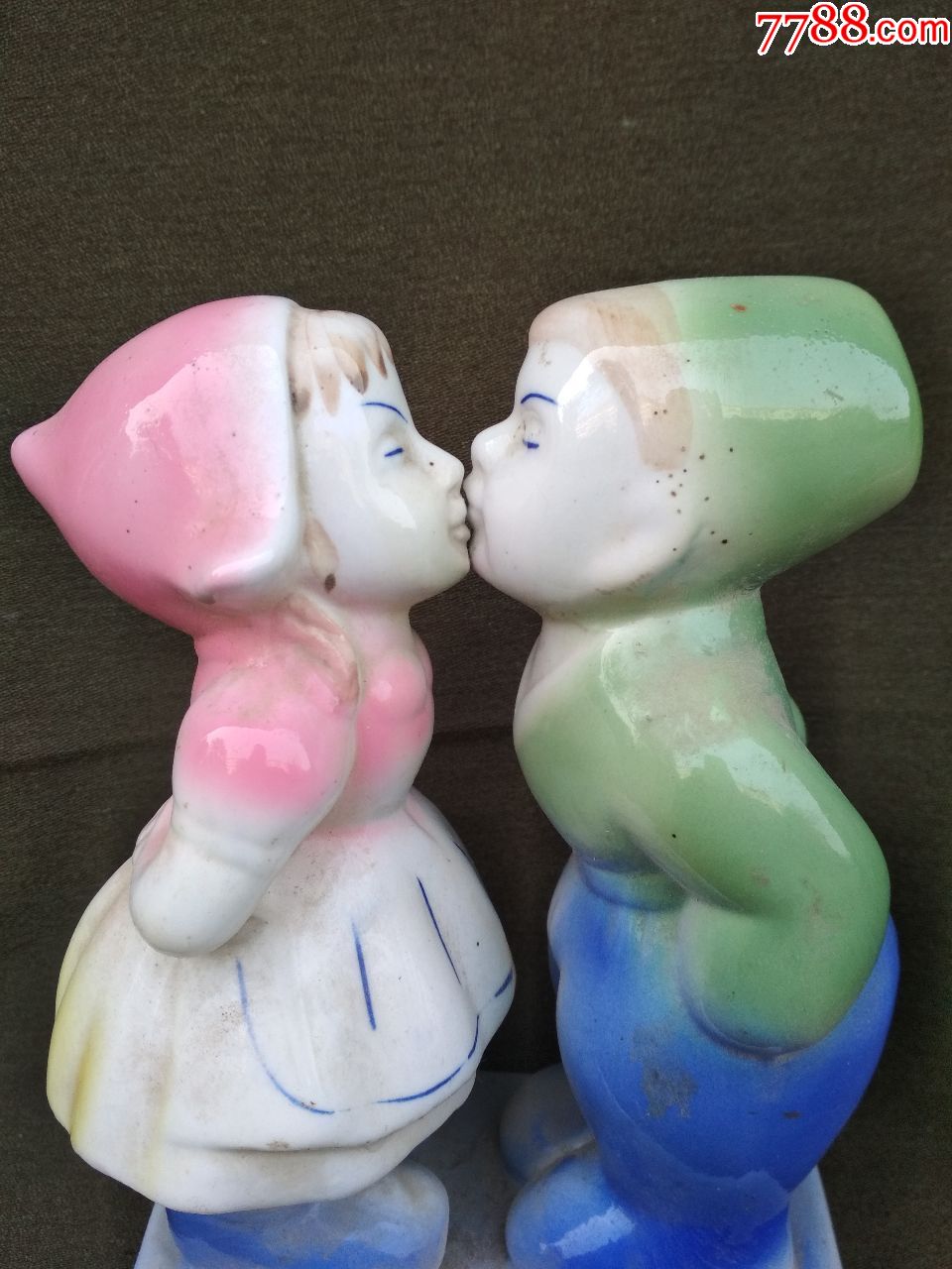 粉彩亲嘴娃娃老摆件