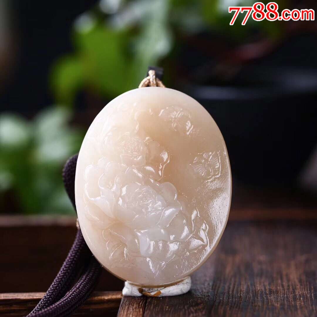 一款非常精致漂亮的和田玉藕粉色花吊坠,雕工精致