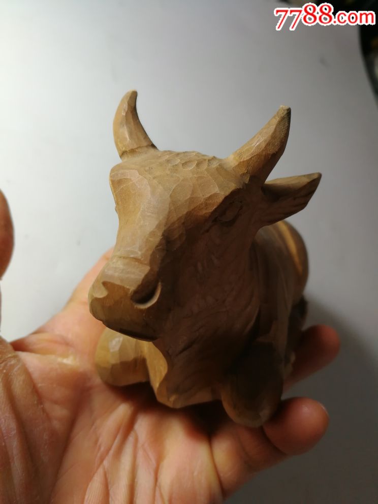 硬木雕牛摆件