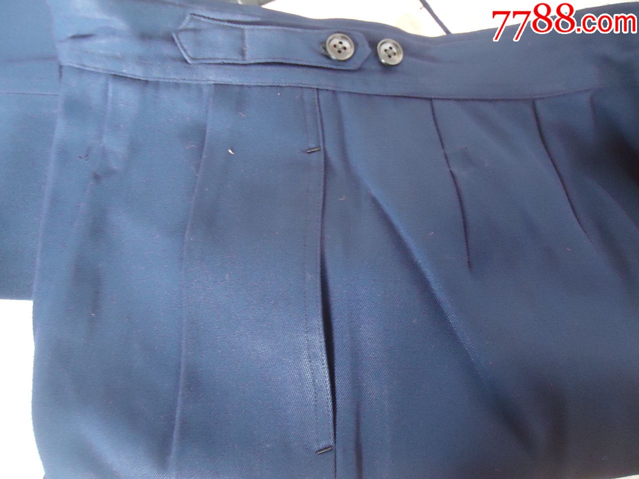 文革红武服装商店旁开门女裤