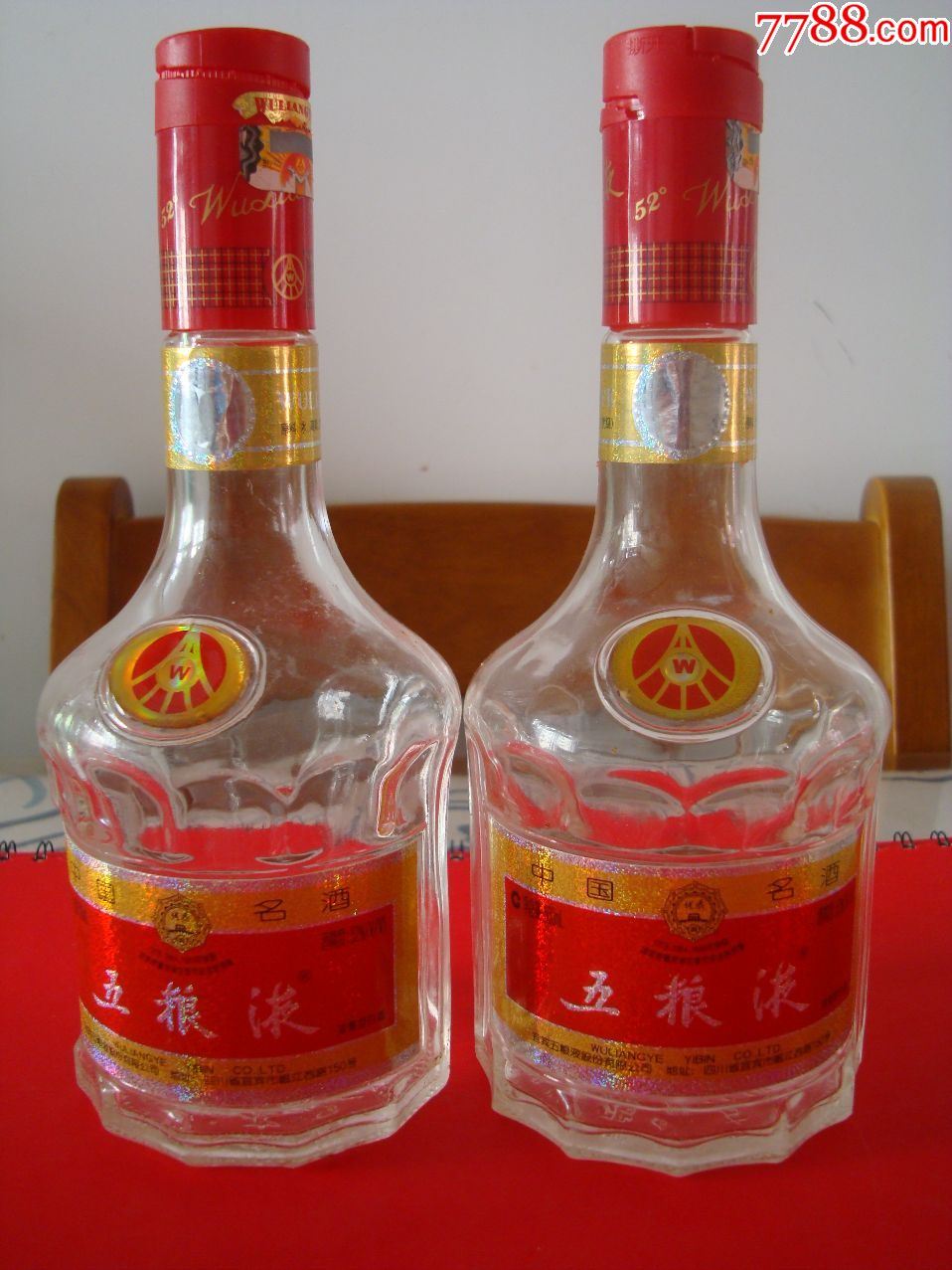 2006年五粮液酒52度――空酒瓶一对