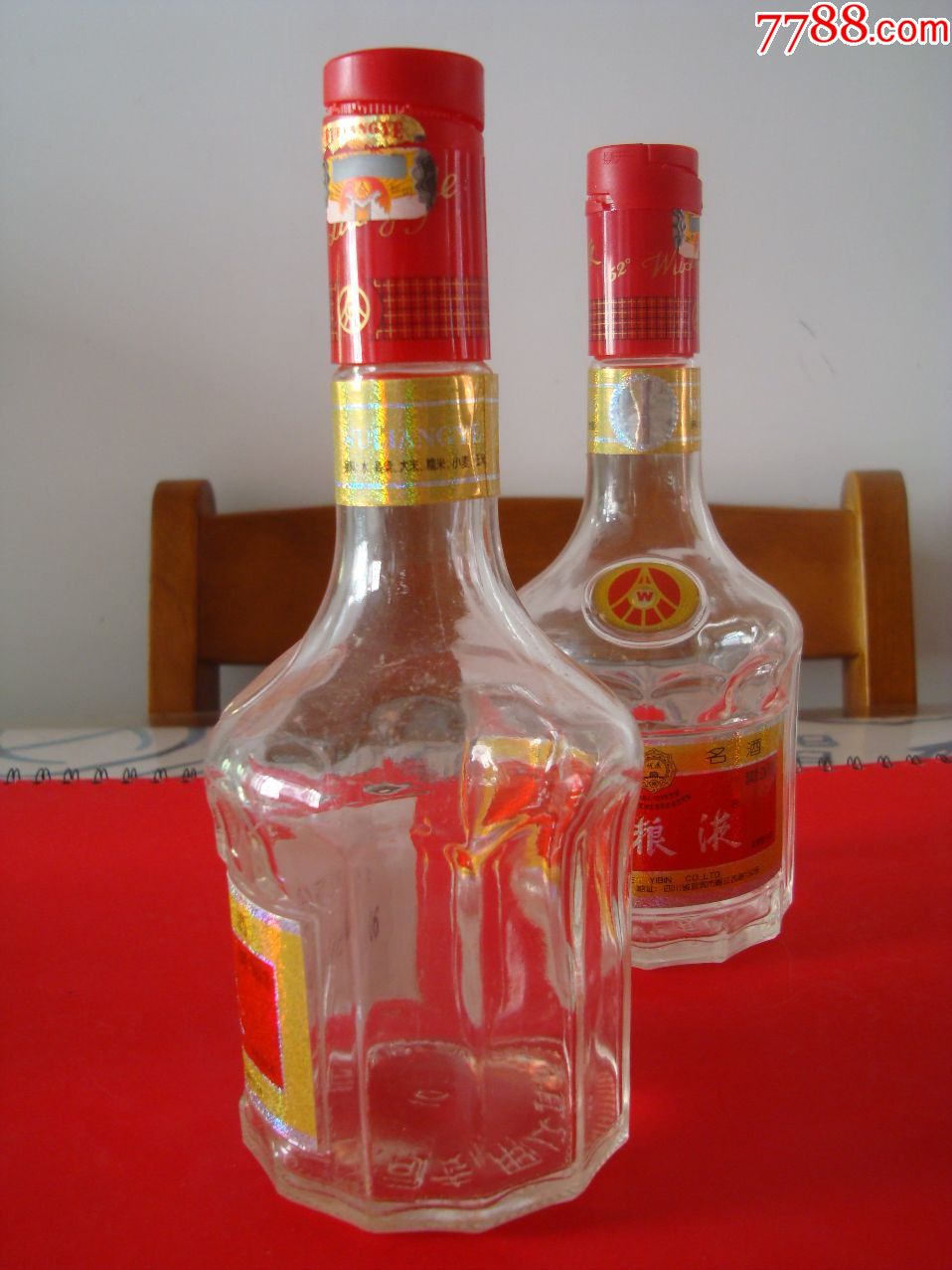 2006年五粮液酒52度――空酒瓶一对