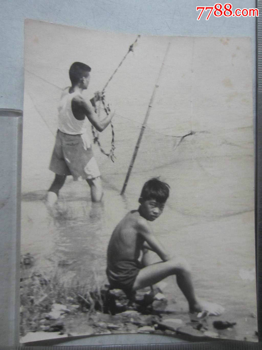 撒网捕鱼合影.(老照片)