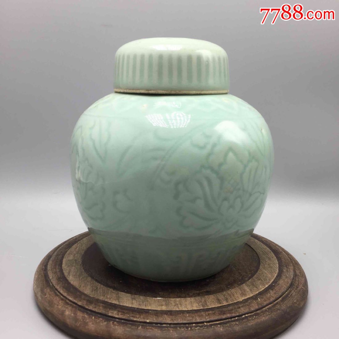 七八十年代龙泉青瓷牡丹花卉纹茶叶盖罐