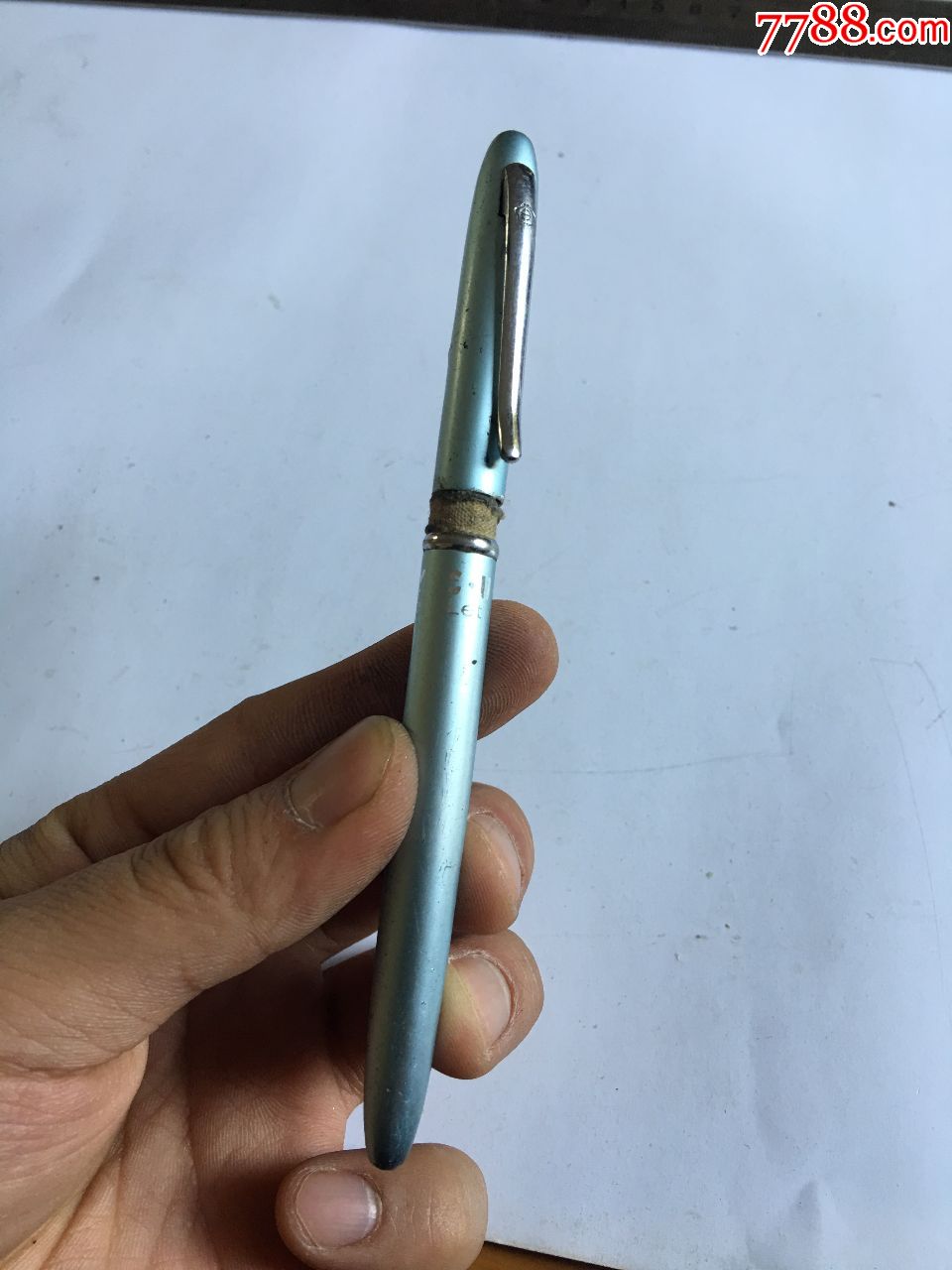 旧英雄钢笔一支