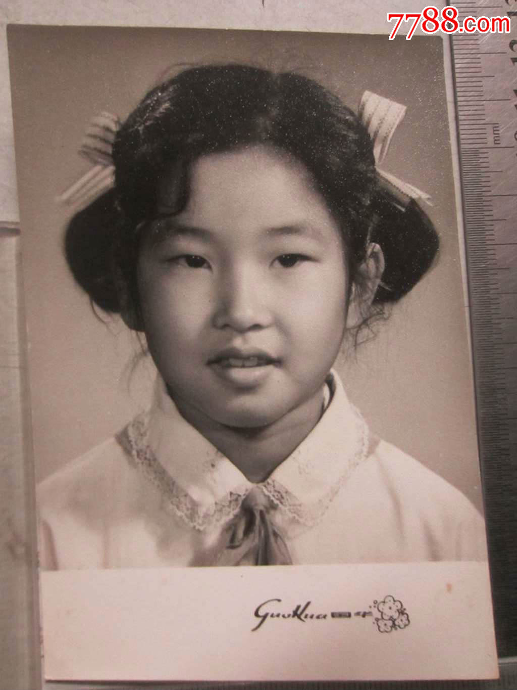 国华.小女孩留影(老照片)