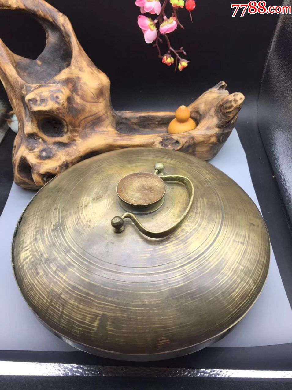 大个黄铜汤婆子,直径28厘米,一边有点开焊,会修的焊上就行,品相如图