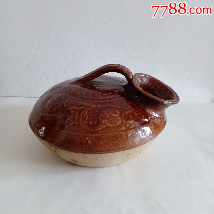 造型特精美的缠枝纹酱釉陶瓷夜壶