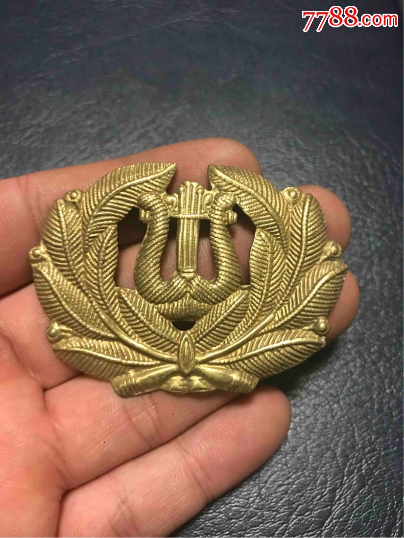 君乐队黄铜帽徽