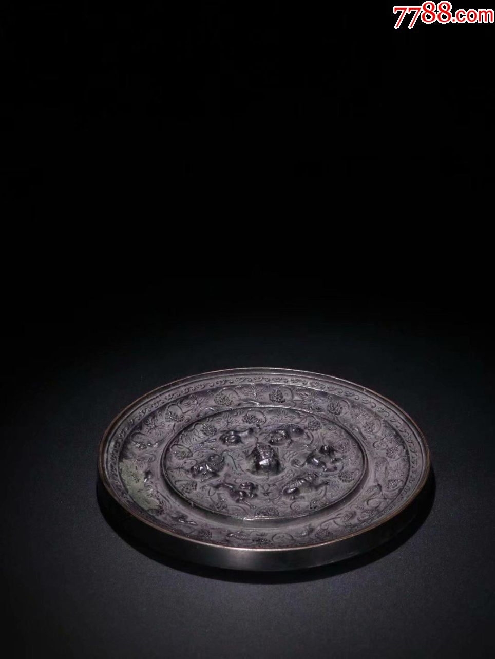 鎏银花兽纹铜镜