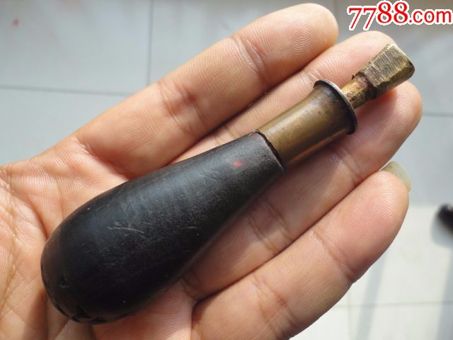 老黄铜刻花锥子一把