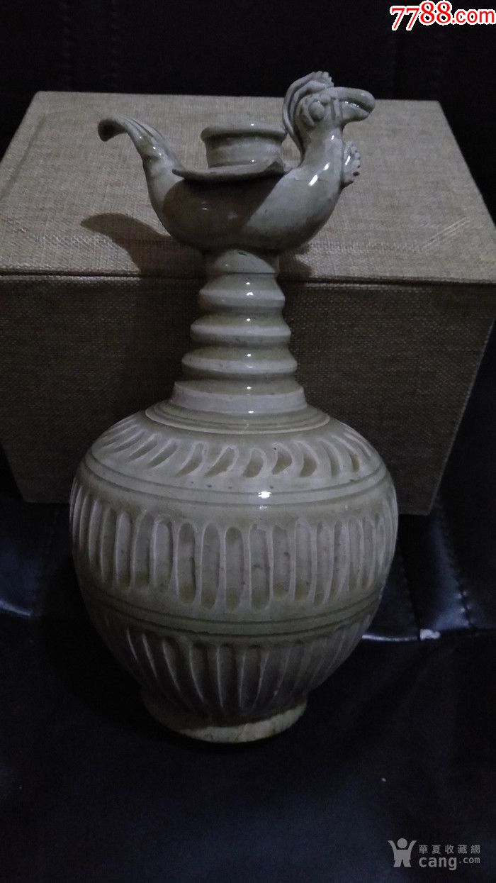 青瓷压花旋纹飞鸟壶