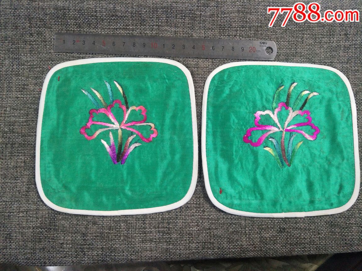 一对八十年代的花卉图案枕头顶