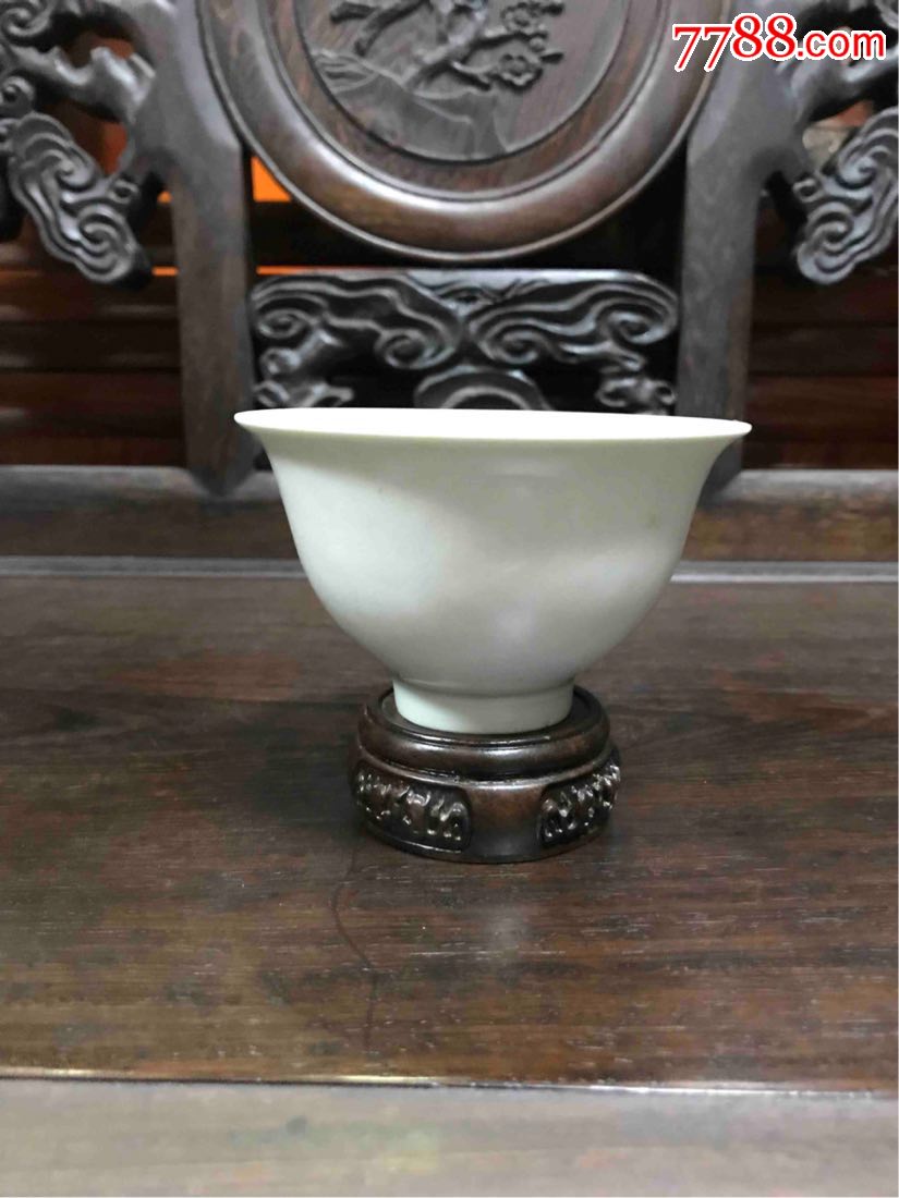 大清乾隆年制暗刻龙纹甜白釉压手杯鸡缸杯