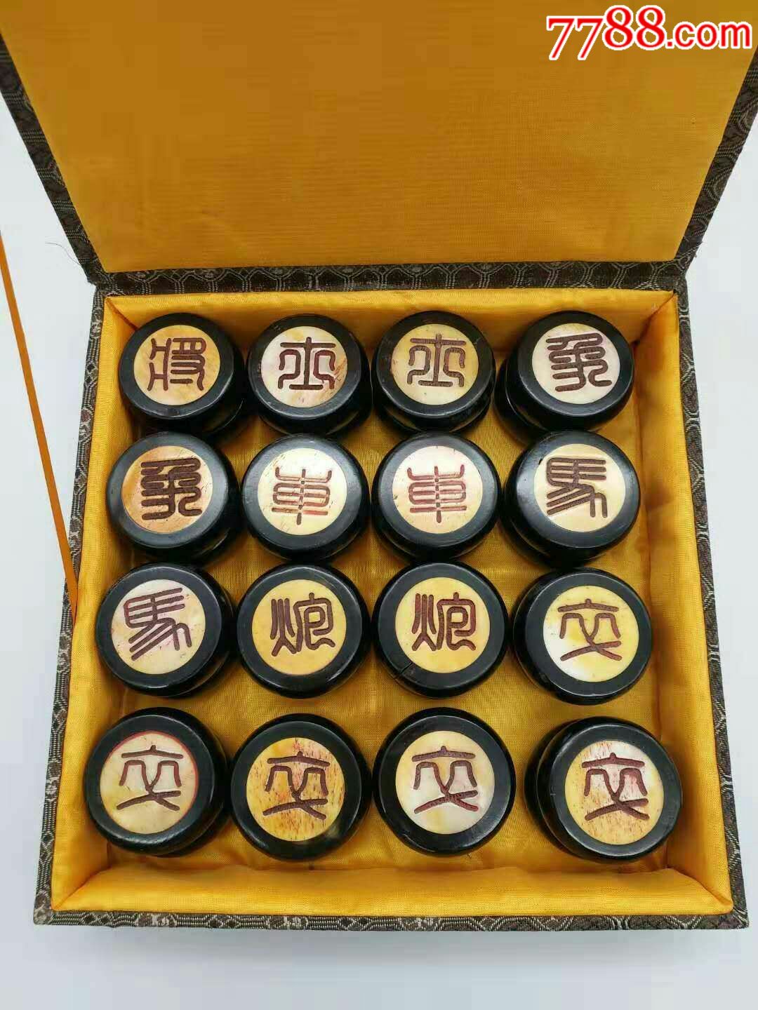 一副牛角包骨頭老象棋,完整不缺子帶盒一套,品相一流,有兩個棋子有裂