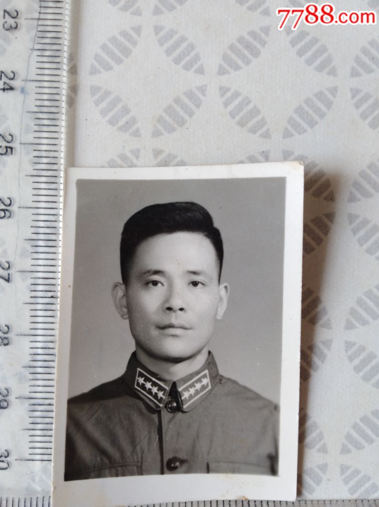 军人~领章~是大尉军衔