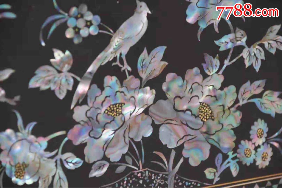 漆器镶螺钿首饰盒,做工精细.