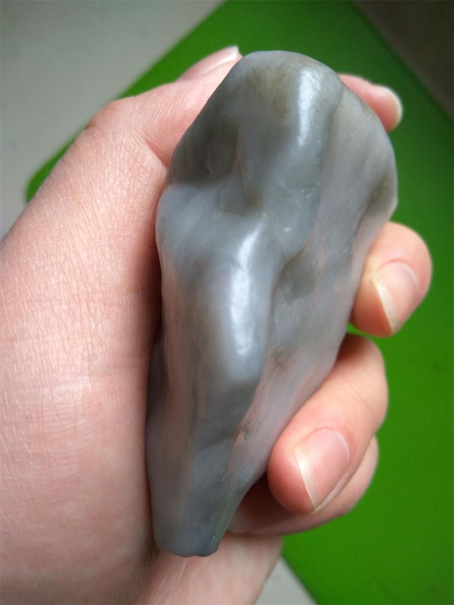 211克戈壁羊脂玉青花籽料