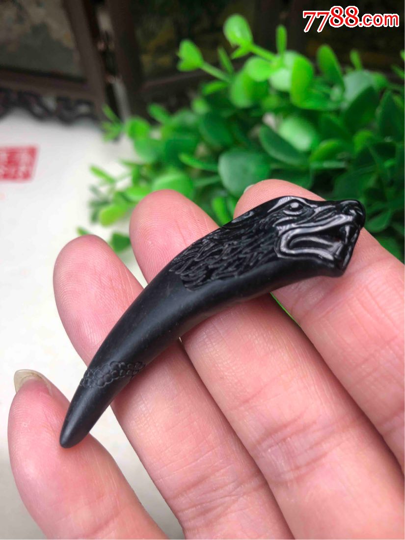 天然a货翡翠,墨翠狼牙吊坠,雕工精细,玉质细腻.送证书.尺寸59*13.9*8.