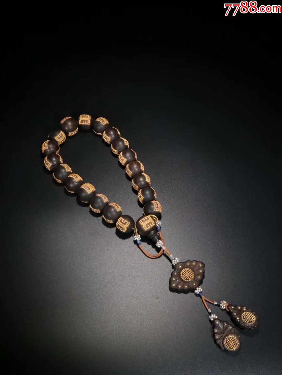 【清沉香镶银鎏金十八子手持】