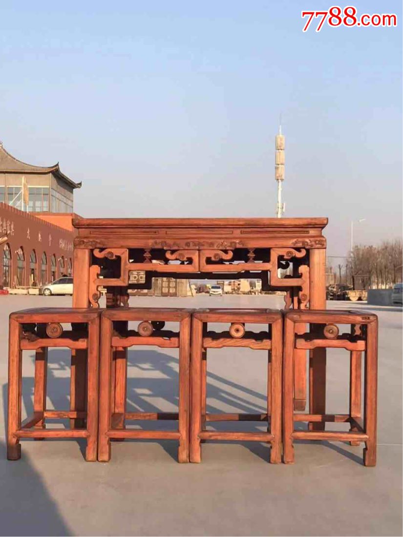 【三十二钩】清末民初血榉木八仙桌一套,披肩三开窗四面雕刻花纹更显