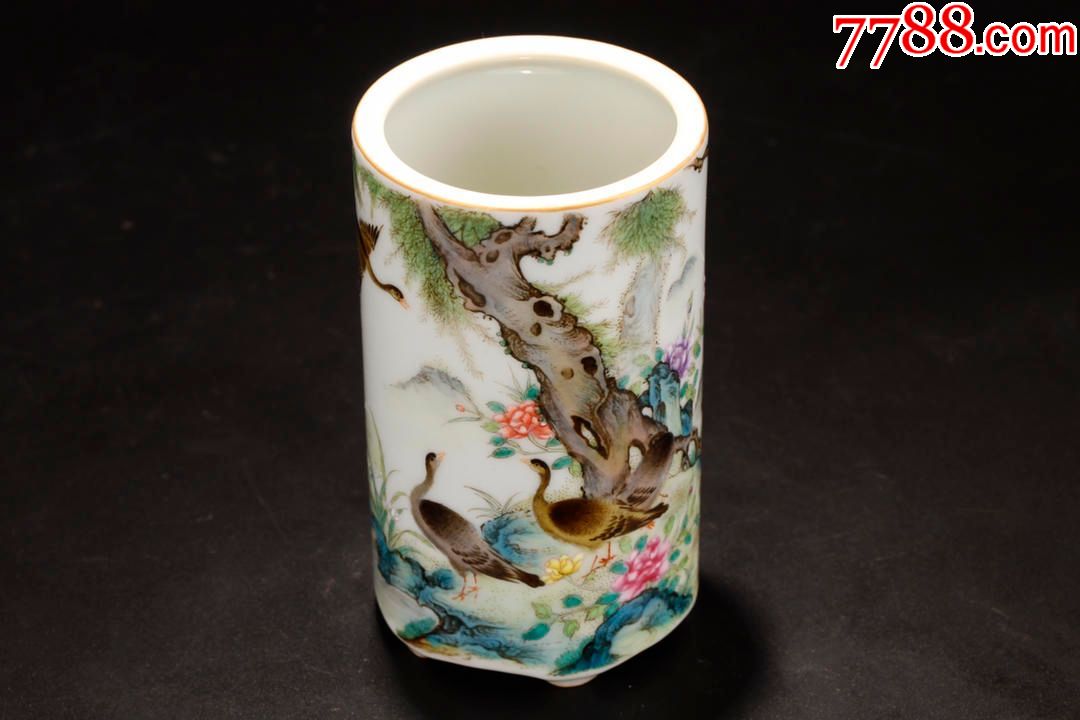 大清乾隆年制"款粉彩描金花卉纹笔筒