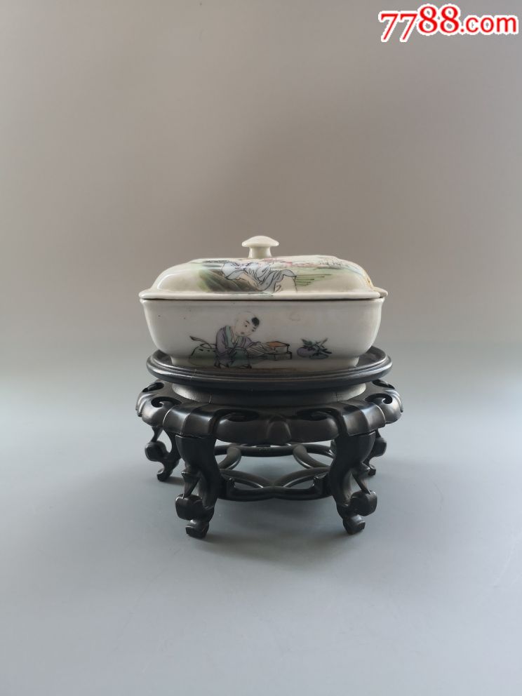 民国粉彩桐华居人物皂盒