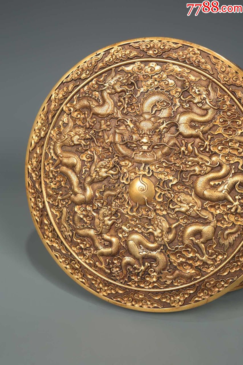 锤胎鎏金九龙戏珠纹文房盖盒尺寸:高9.5cm直径24.6cm重3.8公