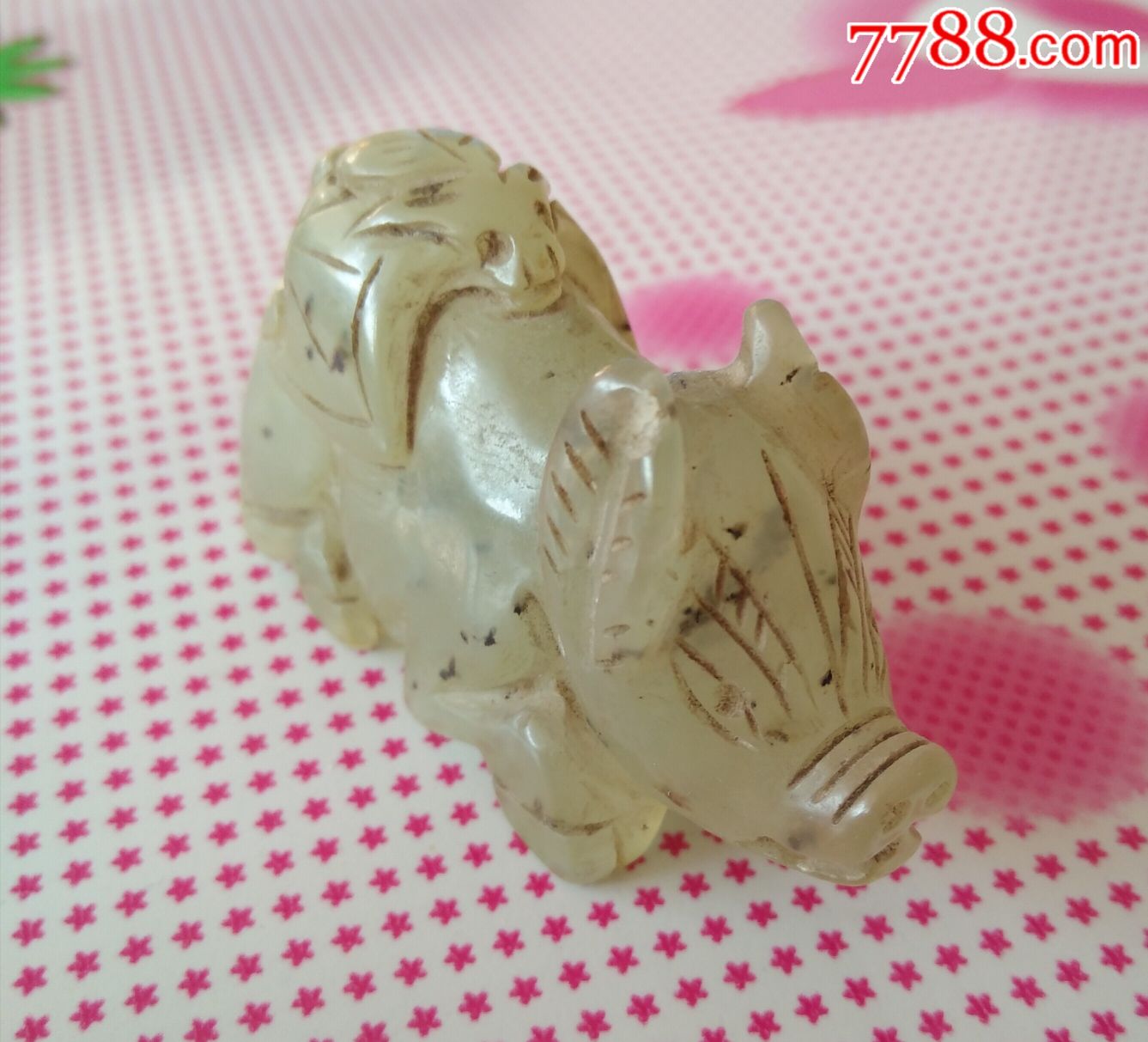 老玉一块.应该是老岫岩玉的,不是和田玉.雕工不错.富贵猪～福在眼前!