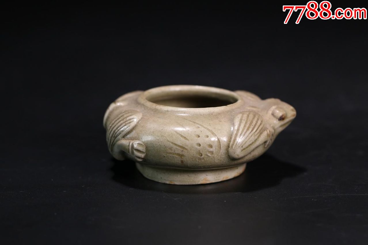 海外回流宋代龙泉窑蛙形水盂,侈口,无颈,鼓腹下敛,腹部堆贴蛙的头及