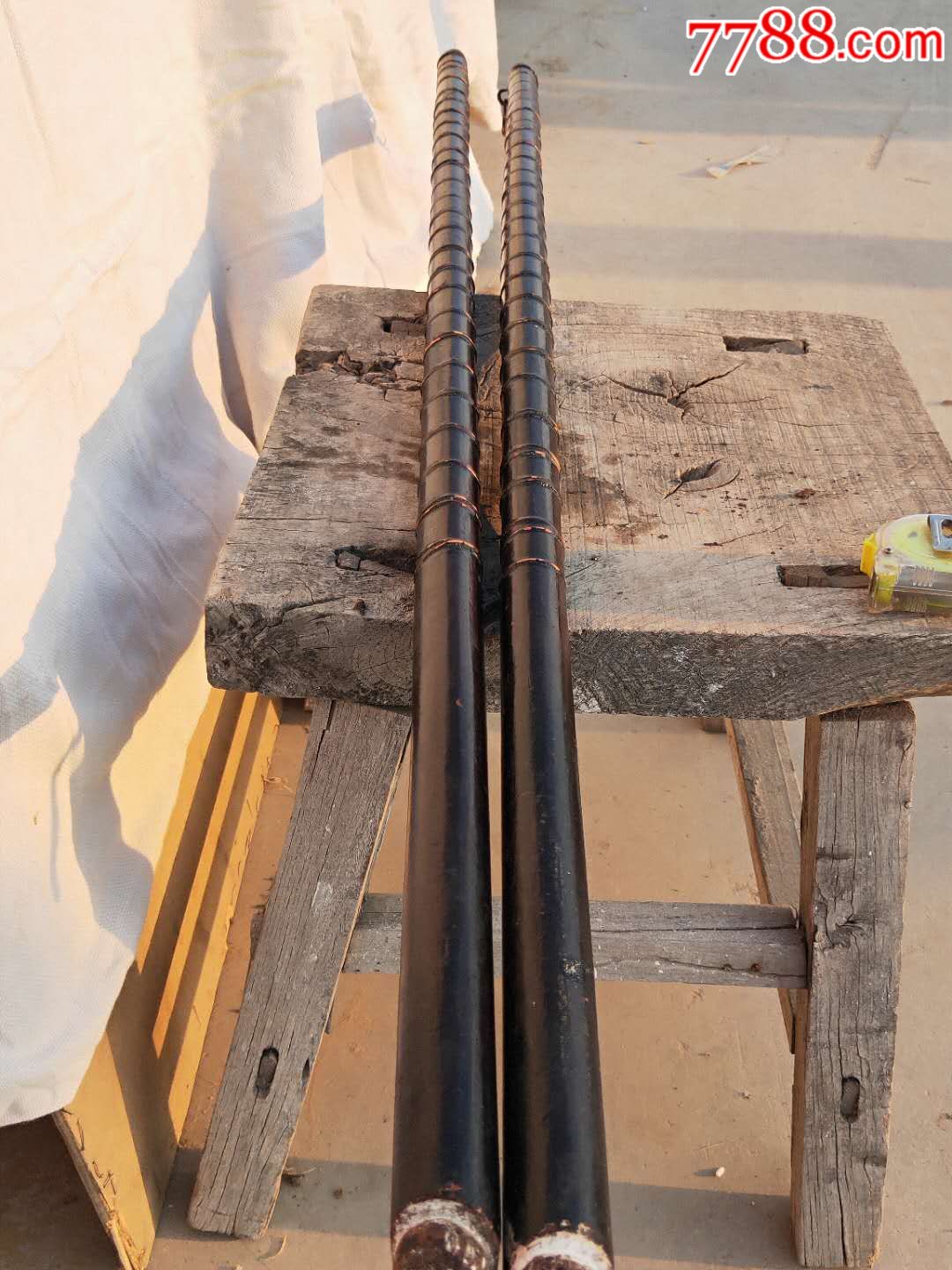 清中期精品紫榆木灯笼挑杆一对此物乃官家所用之物上涂大漆外缠腾条