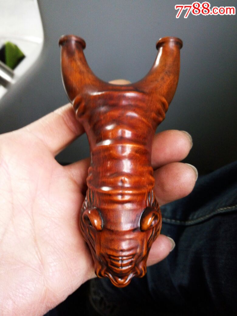 黄杨木精雕虎头弹弓子架