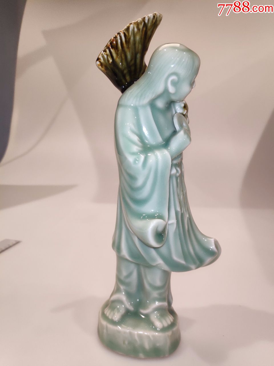 淳朴的扫地仙姑陶瓷塑像