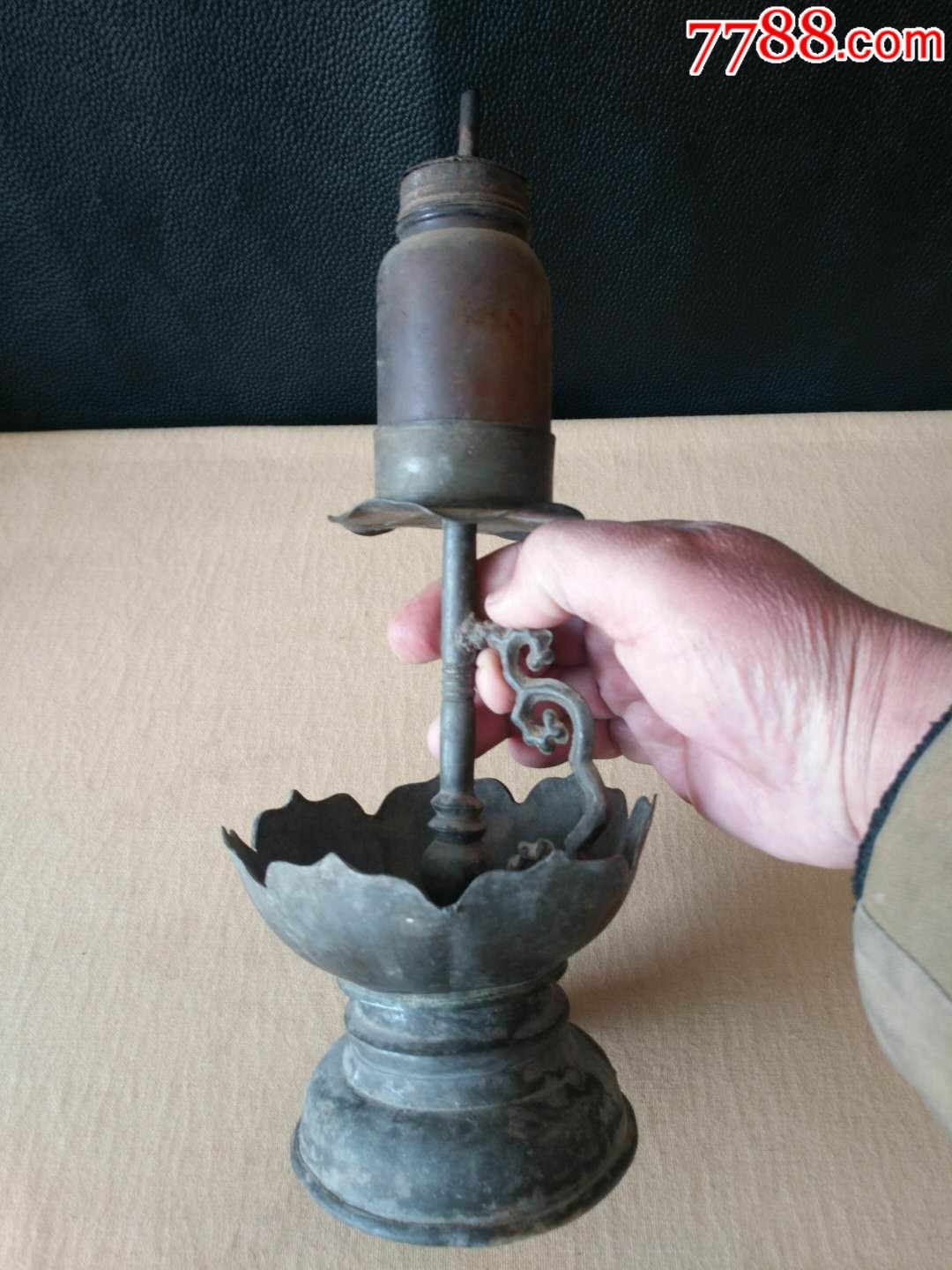 清代老油灯,老辈人的照明工具,保存完好,做工精致,主体部分为铜质