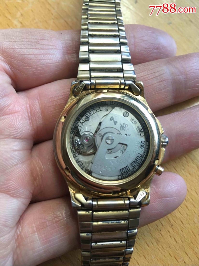 透明背盖的镀金老双狮手表